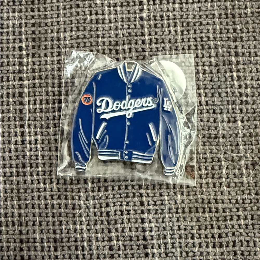 Dodgers Jacket Pin - Picture 3 of 4